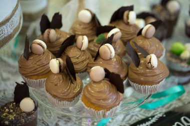 Sergide keklerle düğün pastası.