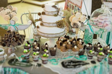 Sergide keklerle düğün pastası.