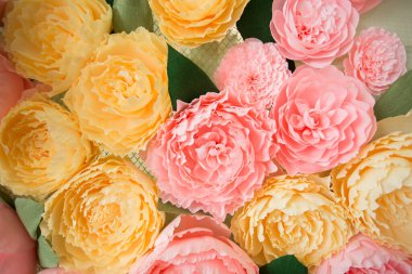 Yapay çiçek süslemesi renginde. Kumaş çiçek buketi..