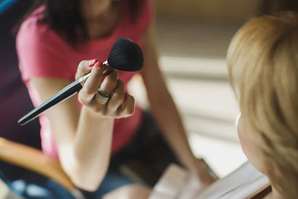 Stylist fazendo maquiagem noiva em seu dia do casamento . — Fotografia de Stock