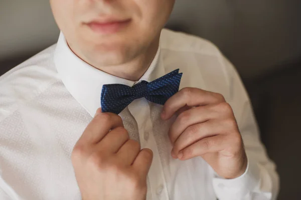 Retrato de feliz joven sonriente con corbata de mariposa disfrazada. Primer plano. Manos, labios . — Foto de Stock