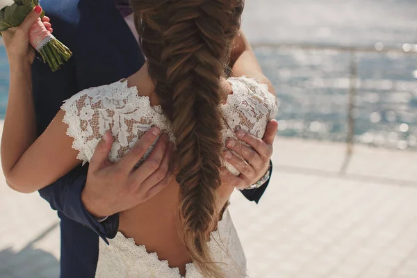 결혼식 포옹을 하는 행복 한 신부와 신랑. — 스톡 사진