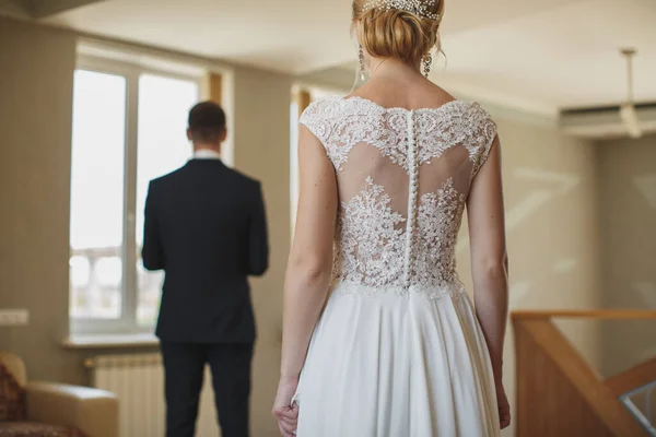 A menyasszony és a vőlegény első találkozása. Esküvő. Érzelmek vőlegény az első találkozón gyönyörű menyasszony. Esküvői koncepció. — Stock Fotó