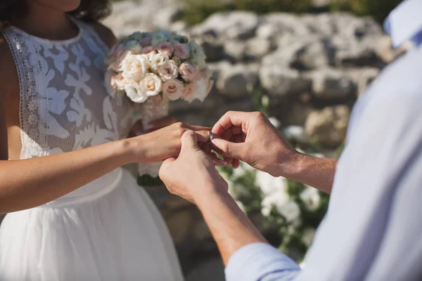 Novia y novio poner en el dedo un anillo de bodas . — Foto de Stock