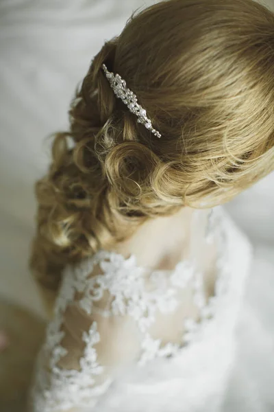 Stylista włosów sprawia, że panny młodej fryzury ślubne z świeżych kwiatów. — Zdjęcie stockowe