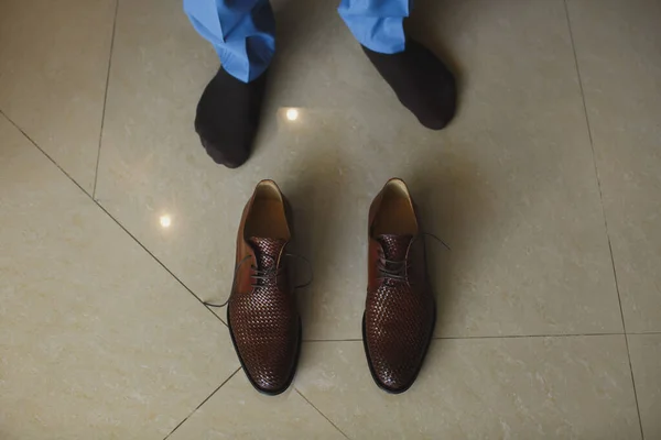 Le mani di Mans legano il lacci delle sue scarpe nuove. Concetto di uomo, business, moda e calzature - primo piano dei lacci uomo-gamba e mani . — Foto Stock