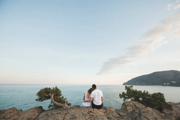 Gelin ve damat dağın yamacında. Okyanus. deniz. — Stok fotoğraf