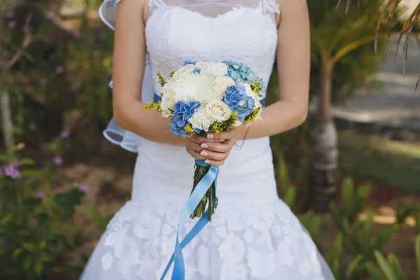 新娘手里拿着漂亮的结婚花束. — 图库照片
