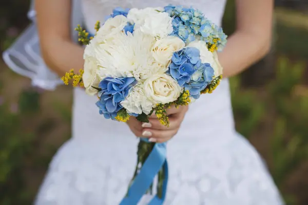 Krásná svatební kytice v rukou nevěsty. — Stock fotografie