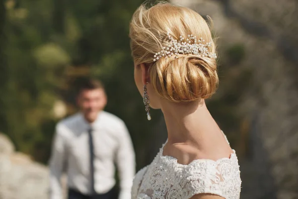 A menyasszony és a vőlegény első találkozása. Esküvő. Érzelmek vőlegény az első találkozón gyönyörű menyasszony. Esküvői koncepció. — Stock Fotó