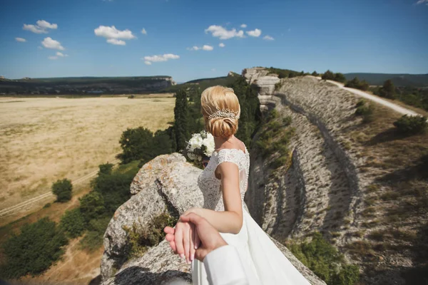 Hermosa joven novia toma la mano de un hombre en el aire libre. Sígueme. . —  Fotos de Stock