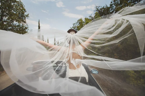 Bonito e elegante jovem casal de sucesso desfrutando de andar de carro no passeio de casamento no país tropical ou ilha . — Fotografia de Stock