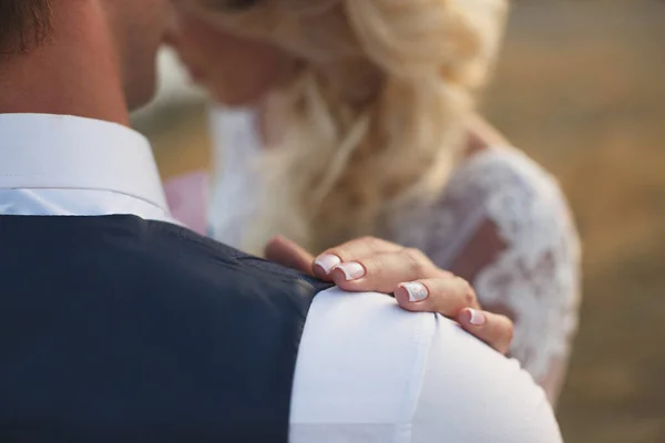 Noiva feliz e noivo em seu abraço de casamento . — Fotografia de Stock