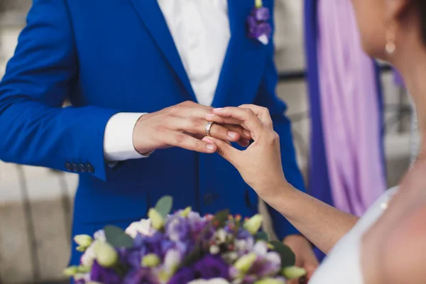 Невеста и жених надели на палец обручальное кольцо . — стоковое фото
