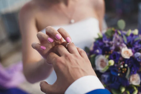 Noiva e noivo colocar no dedo um anel de casamento . — Fotografia de Stock