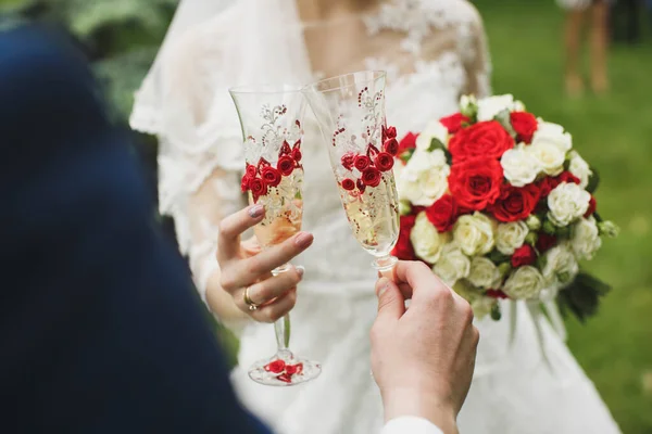 Narzeczeni gospodarstwa pięknie urządzone wesele okulary z champaign. — Zdjęcie stockowe