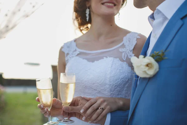 Narzeczeni gospodarstwa pięknie urządzone wesele okulary z champaign. — Zdjęcie stockowe