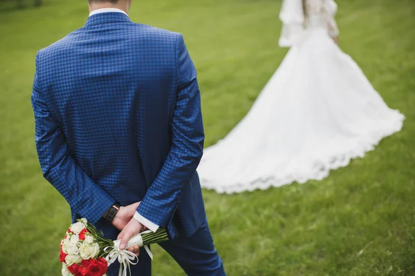 Πρώτη συνάντηση νύφης και γαμπρού. Γάμος. Συναισθήματα γαμπρός στην πρώτη συνάντηση με όμορφη νύφη. Έννοια γάμου. — Φωτογραφία Αρχείου