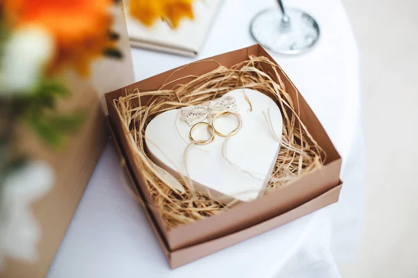 Hermosos anillos de boda en la ceremonia de la boda. Una caja para anillos . — Foto de Stock