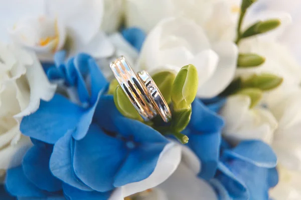 結婚式の花束の金の結婚指輪. — ストック写真