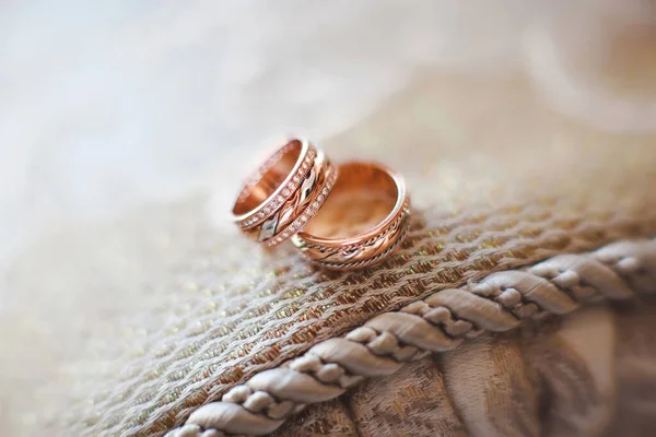 Elegant gold wedding rings on the sofa. — Stock Photo, Image