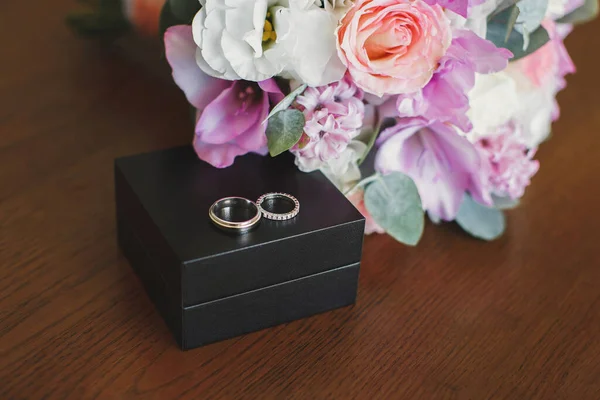 Elegant gold engagement rings in wooden box. — Stock Photo, Image