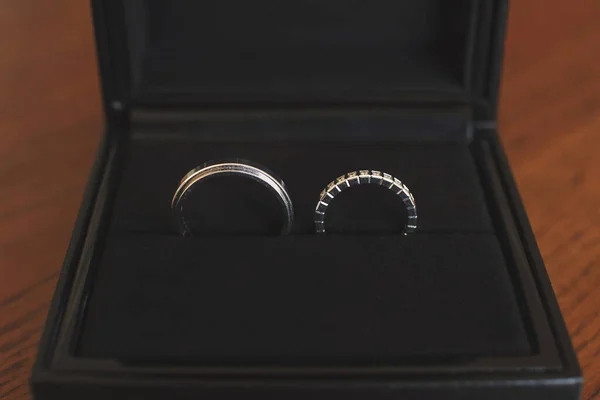 Eleganckie złote pierścionki zaręczynowe w drewnianym pudełku. — Zdjęcie stockowe