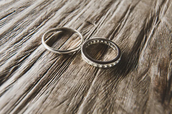 Elegantes anillos de boda de oro en un árbol . — Foto de Stock