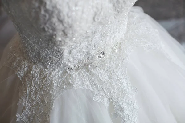 Bílé svatební šaty na figuríně. Poplatky pro nevěstu. — Stock fotografie