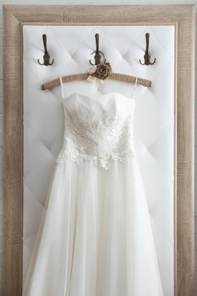 Elegantní bílé svatební šaty na ramínku. — Stock fotografie