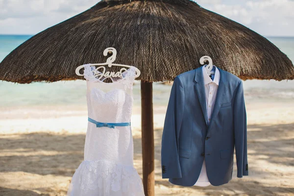 Bröllopsklänning och brudgumsdräkt. Ön. Palmer. Stranden. Sand. Himlen. — Stockfoto