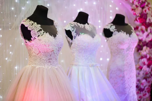Hermosos vestidos de novia en maniquíes en la tienda . —  Fotos de Stock