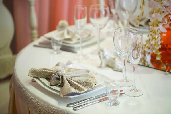 Prachtig gedekte tafel in een restaurant voor een banket. — Stockfoto