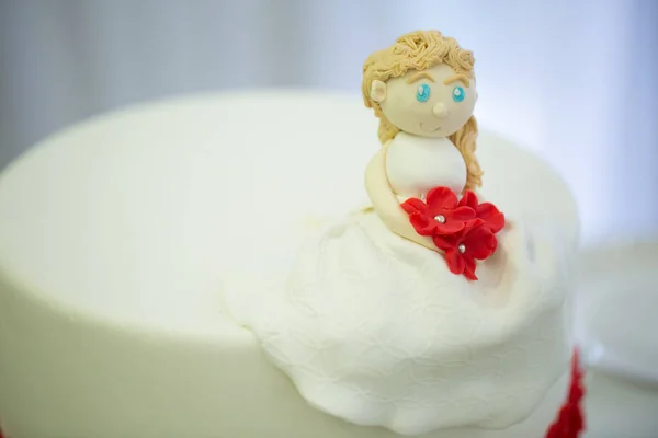 Closeup of the figure of the bride on the wedding cake. — Stock Photo, Image