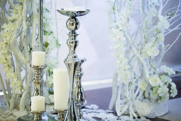 Una candela in un candelabro d'argento. L'arredamento al matrimonio . — Foto Stock