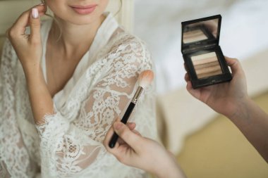 bir sabah düğün öncesi gelin hazırlama makyaj sanatçısı.