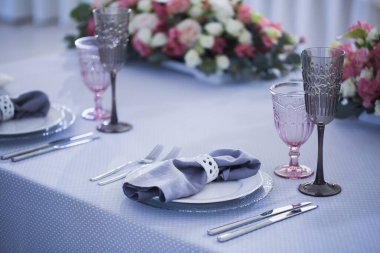 Bir etkinlik ya da düğün resepsiyonu için masa hazır..