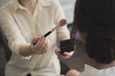 güzel genç gelin düğün makyaj ve saç yatak, yeni evli kadın son hazırlık ve sunuş düğün için ile. mutlu gelin bekleyen damat. evlilik gün an düğün. Gelin portre yumuşak odak.