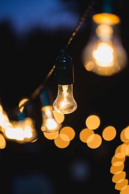 Arka bahçedeki bir hatta asılı duran tel lambalar..