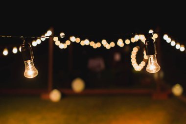 Gece bir sokak partisinde ampul dekoru.