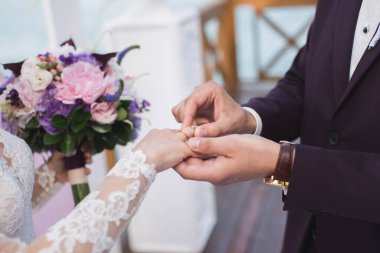 Damat yüzüğü gelinin parmağına takar..