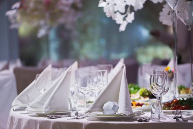 Lüks bir otelde büyük bir restoran ve balo salonu. İç tasarım klasik tarzda yürütülür..