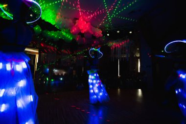 Düğün şölenindeki Laser major programı. LED 'lerle kostümlerle dans et..