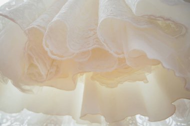 Soyut, sarkık gelinlik. alışılmadık yukarı doğru açı görünümü.