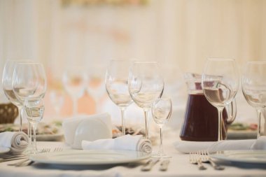 Restoranda güzel şarap ve şampanya kadehleri var..