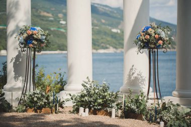 Düğün kemeri. Denizin arka planında Güzel Düğün Töreni.