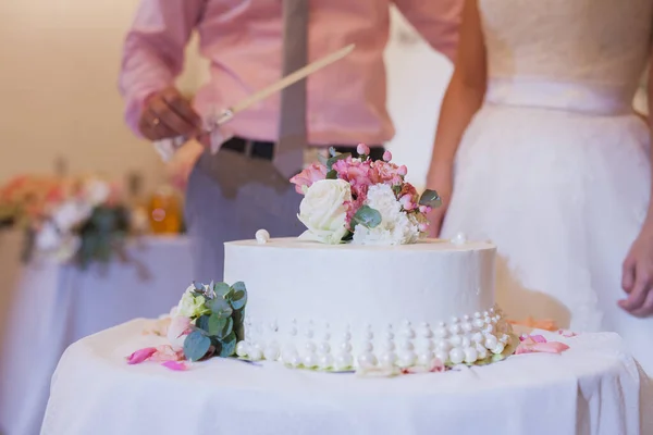 Gelin ve damat düğün pastasını kestiler.. — Stok fotoğraf