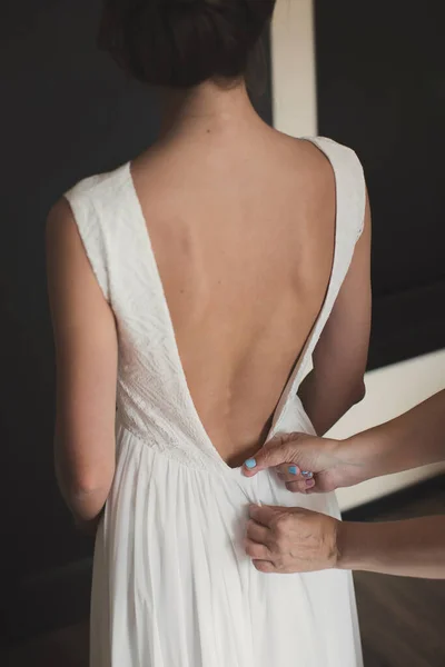 Rücken der Braut im weißen Brautkleid. — Stockfoto