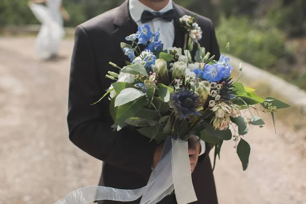 Ο γαμπρός συναντά τη νύφη με ένα μπουκέτο λουλούδια. — Φωτογραφία Αρχείου