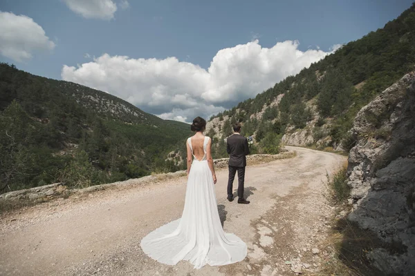 Beautiful bride goes to meet the groom. — Stock Photo, Image